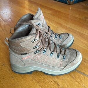 Lowa women’s size 9 hiking boots